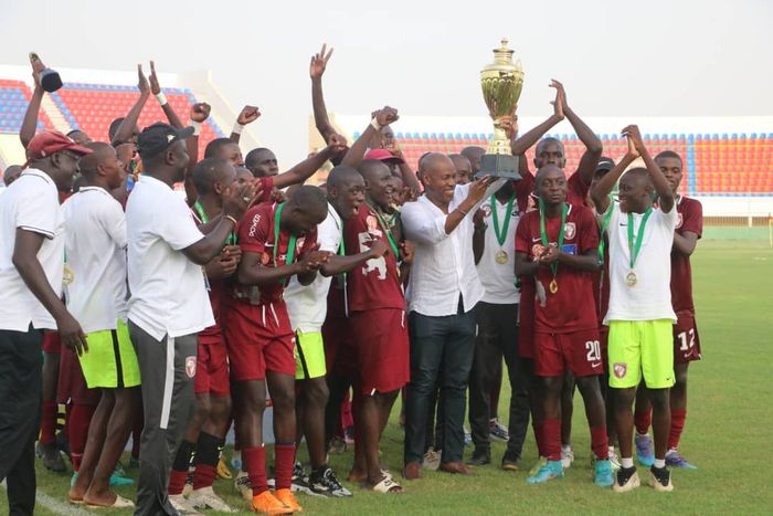 Les joueurs célébrant avec le président Mady Touré