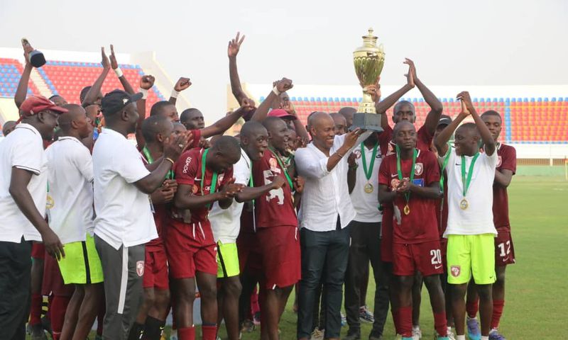 Les joueurs célébrant avec le président Mady Touré