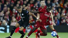 Sadio Mané à la lutte avec Kylian Mbappé