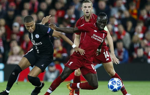 Sadio Mané à la lutte avec Kylian Mbappé