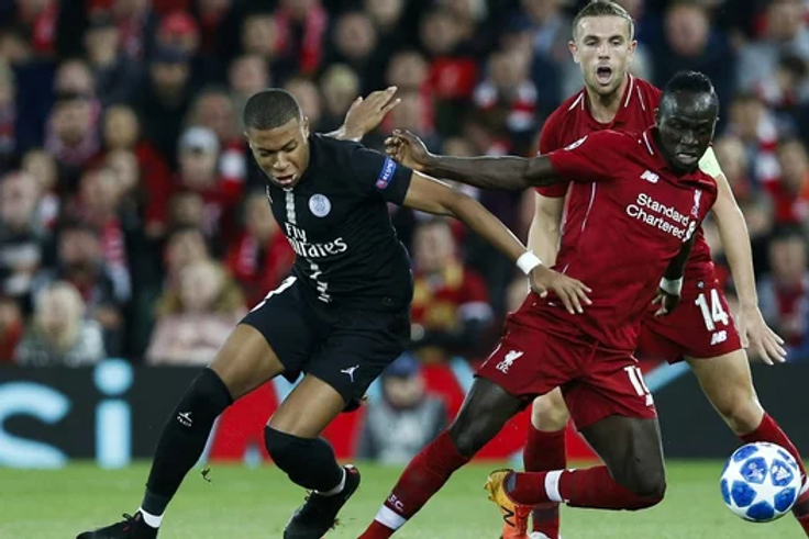 Sadio Mané à la lutte avec Kylian Mbappé