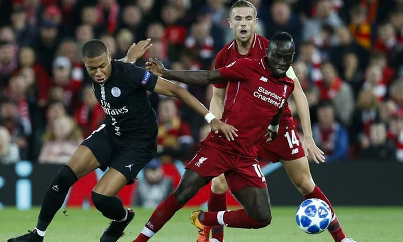 Sadio Mané à la lutte avec Kylian Mbappé