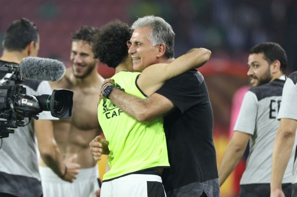 Carlos Queiroz avec Mohamed Salah après le victoire 1-0 de l'Egypte contre le Sénégal lors du match aller en barrage pour la CDM 2022, le 25 mars 2022