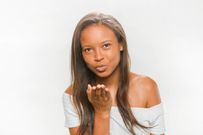 adolescente-africaine-gesticulant-baiser-volant 23-2147839523