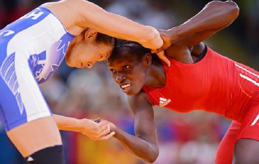 Isabelle Sambou en rouge