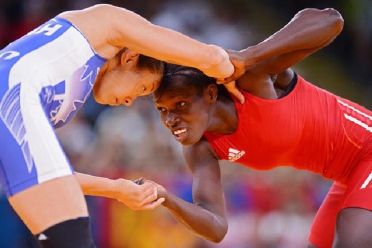 Isabelle Sambou en rouge