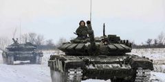 Des chars russes roulent sur le terrain lors d'exercices militaires dans la région de Leningrad, en Russie, le 14 février 2022.