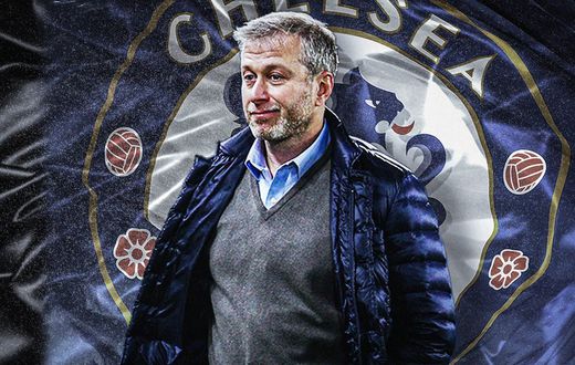 Dos au mur depuis le début de la guerre en Ukraine, le propriétaire de Chelsea, Roman Abramovich, est poussé vers la sortie par les autorités, en raison de ses liens avec Vladimir Poutine