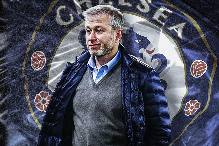 Dos au mur depuis le début de la guerre en Ukraine, le propriétaire de Chelsea, Roman Abramovich, est poussé vers la sortie par les autorités, en raison de ses liens avec Vladimir Poutine