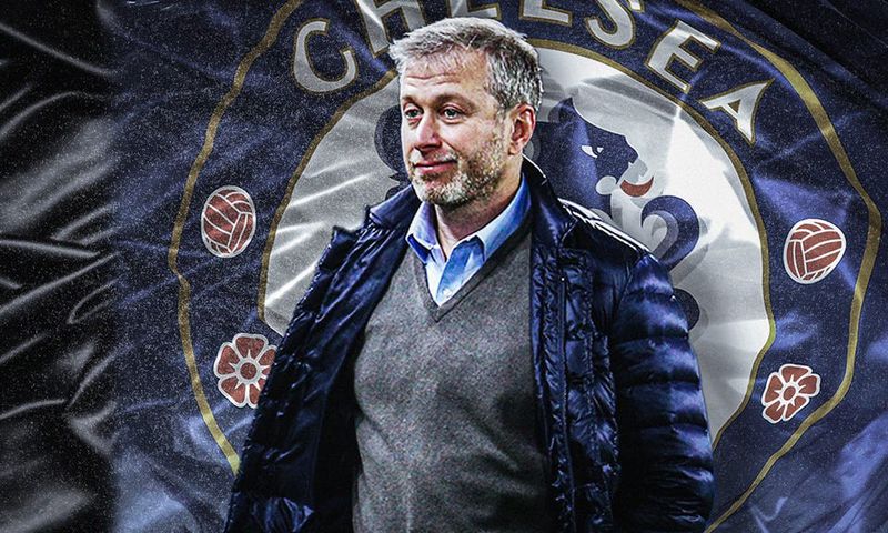 Dos au mur depuis le début de la guerre en Ukraine, le propriétaire de Chelsea, Roman Abramovich, est poussé vers la sortie par les autorités, en raison de ses liens avec Vladimir Poutine