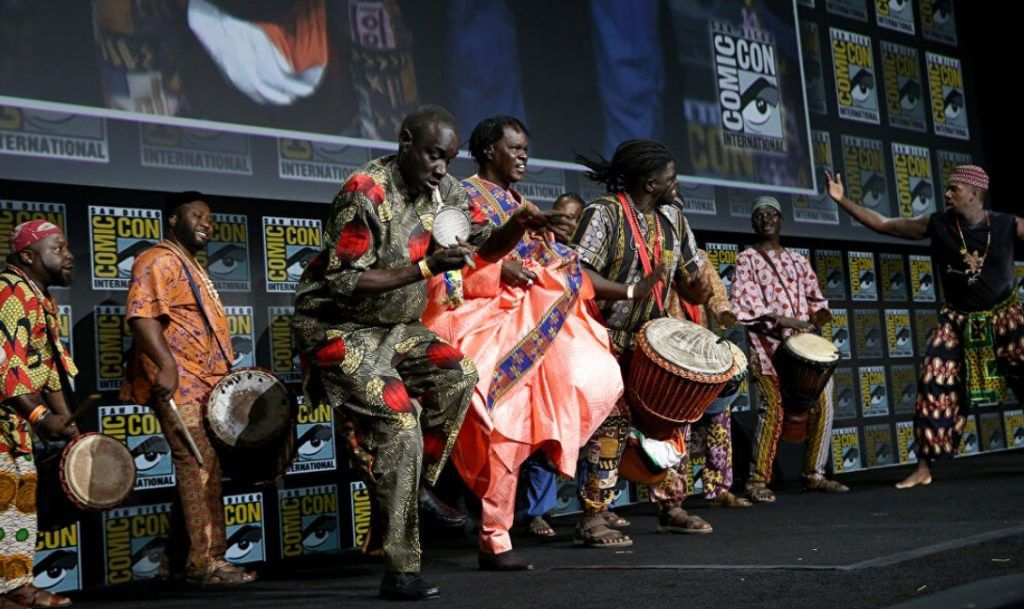 Baaba Maal, auteur-compositeur senegalais et Massamba Diop, batteur, au lancement du film 'Black panther Wakanda forever'