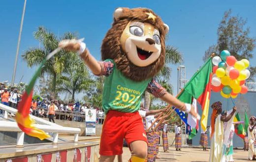 La mascotte Mola fait son show au Cameroun