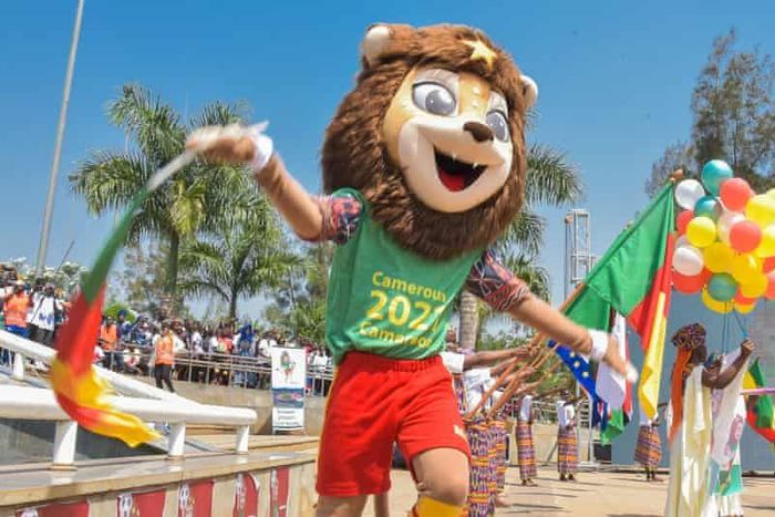 La mascotte Mola fait son show au Cameroun