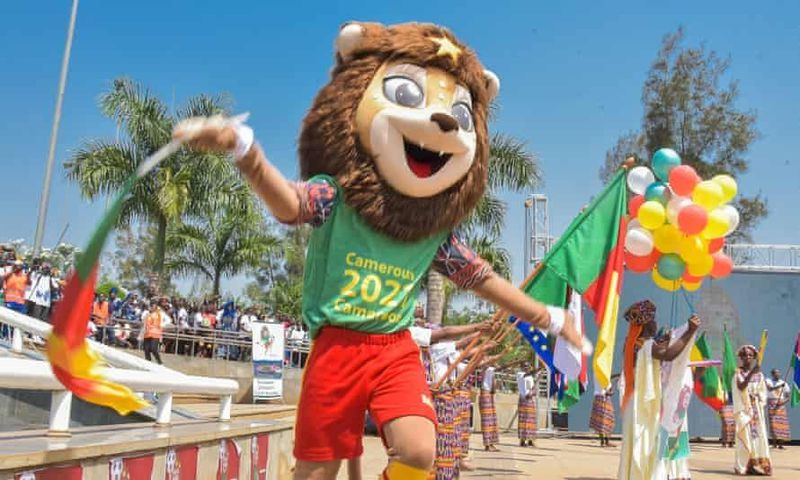 La mascotte Mola fait son show au Cameroun