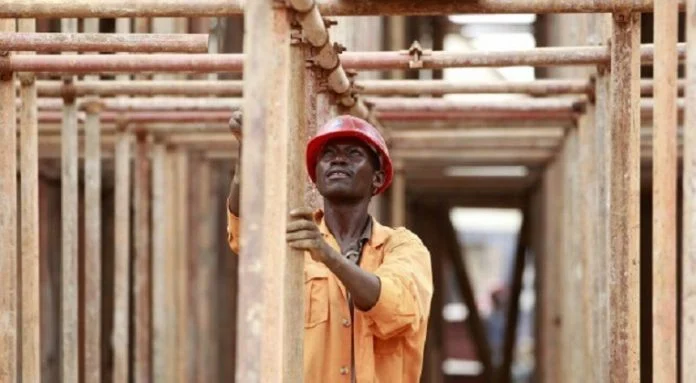 Un ouvrier sur un chantier