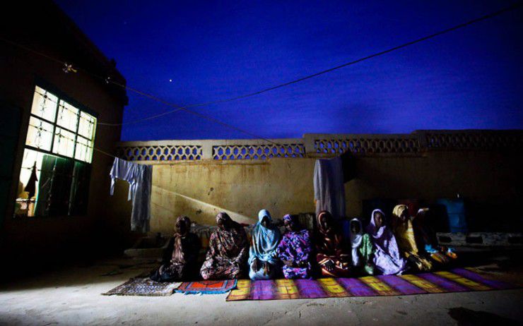 Des femmes font la prière nocturne dite -Nafila- durant le mois de Ramadan