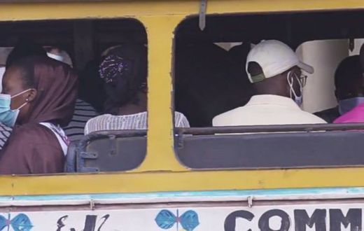 Des clients dans un car rapide