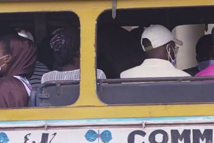 Des clients dans un car rapide