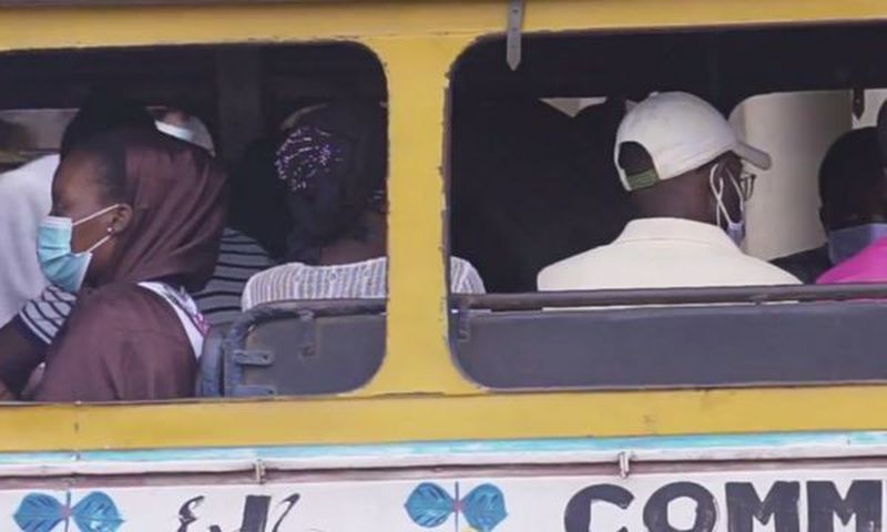 Des clients dans un car rapide