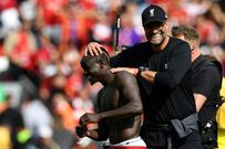 Jürgen Klopp félicite Sadio Mané après un atch de Liverpool à Anfield.