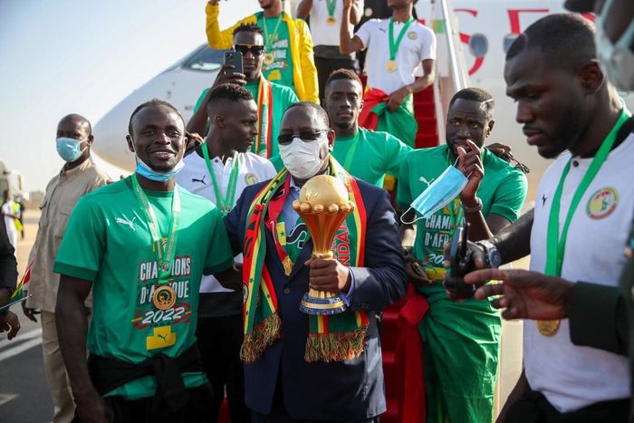 Macky Sall brandissant le trophée de la CAN