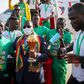 Macky Sall brandissant le trophée de la CAN