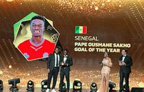 Pape Ousmane Sakho recevant le titre du plus beau but de l'année des mains d'Okocha- CAF