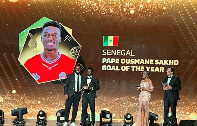 Pape Ousmane Sakho recevant le titre du plus beau but de l'année des mains d'Okocha- CAF