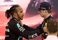 Verstappen (droite) a remporté Lewis Hamilton (gauche) remporte une finale controversée du Grand Prix à Abu Dhabi