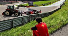 Carlos Sainz regarde les commissaires de course dégager sa monoplace après son abandon au GP d'Autriche de Formule 1