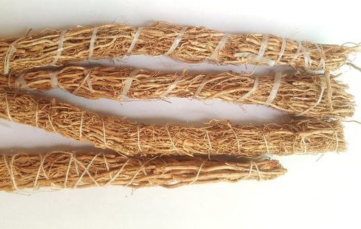 Racine de vetiver ou ceep en ouolof s'utilise comme purifiant