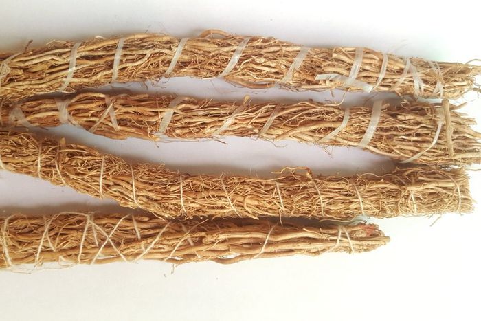 Racine de vetiver ou ceep en ouolof s'utilise comme purifiant