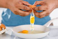 How to crack eggs properly [istockphoto]
