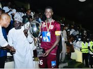 Le capitaine des Juniors avec le trophée