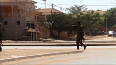 Un soldat en patrouille près du palais du gouvernement, à Bissau, le 1er février 2022
