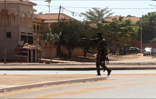 Un soldat en patrouille près du palais du gouvernement, à Bissau, le 1er février 2022