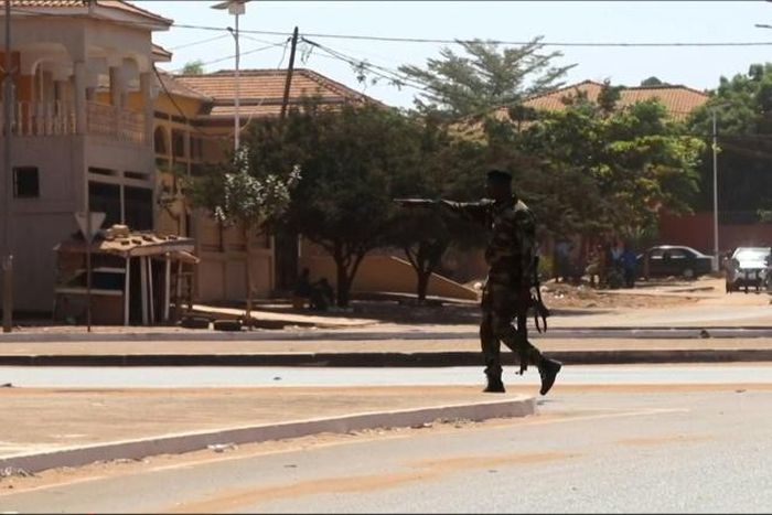 Un soldat en patrouille près du palais du gouvernement, à Bissau, le 1er février 2022