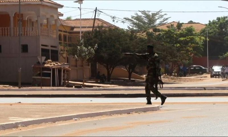 Un soldat en patrouille près du palais du gouvernement, à Bissau, le 1er février 2022
