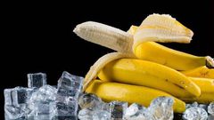 Une banane et des glaçons