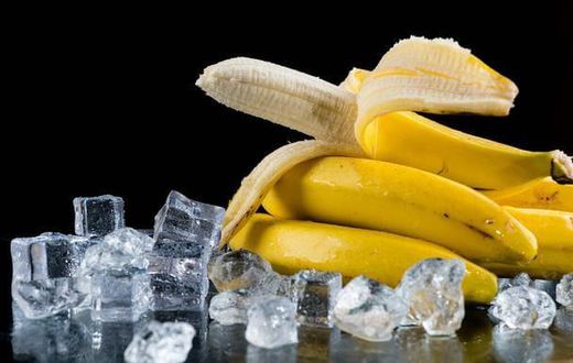 Une banane et des glaçons
