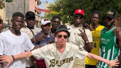 Mc Balajoo avec des fans