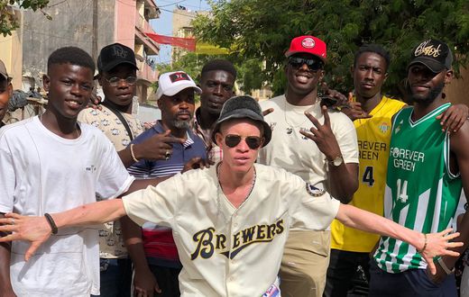 Mc Balajoo avec des fans