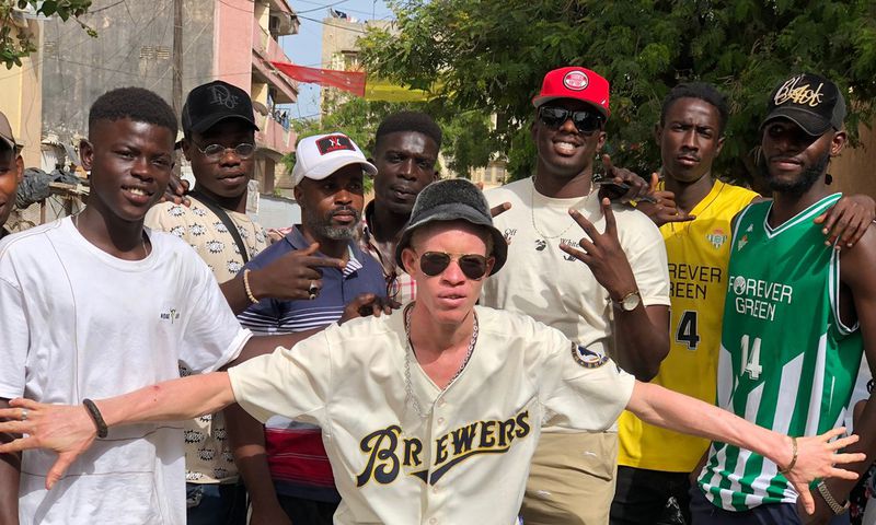 Mc Balajoo avec des fans