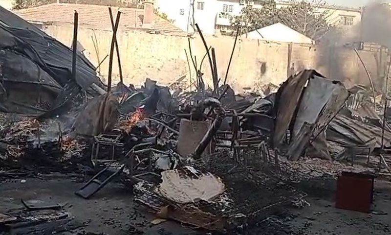 Dakar, le marché salle de vente ravagé par un incendie, mars 2022 (1)