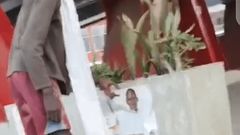 Un malade mental qui déchire les affiches de Diouf Sarr