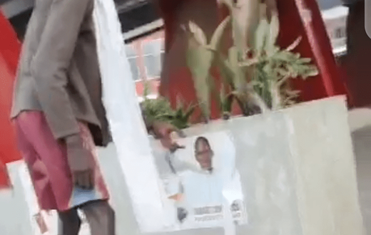 Un malade mental qui déchire les affiches de Diouf Sarr