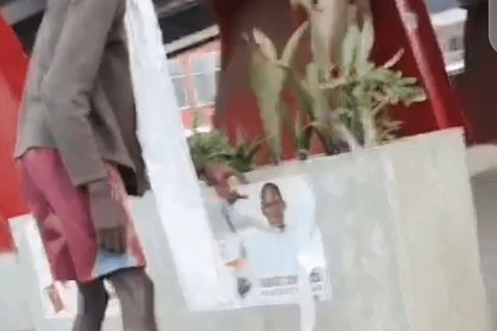 Un malade mental qui déchire les affiches de Diouf Sarr