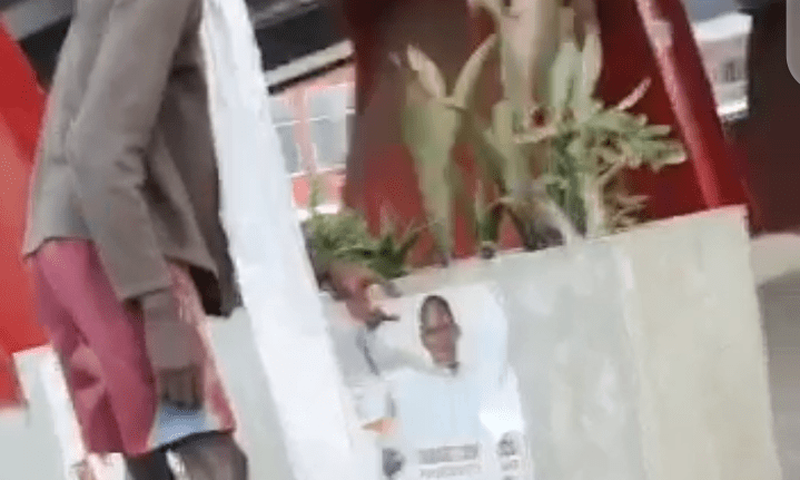 Un malade mental qui déchire les affiches de Diouf Sarr