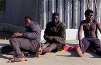 Des migrants subsahariens, le 2 mars 2022, à leur arrivée au Centre pour immigrés et demandeurs d'asile (CETI), à Melilla (1)