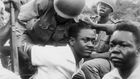 📸 En tentant de rejoindre sa base, Lumumba, Joseph Mpolo et Maurice Okito sont capturés par les hommes de Mobutu. Ils seront envoyés au Katanga chez Moise Tshombé ou ils seront assassinés/ Archive de l'Ina